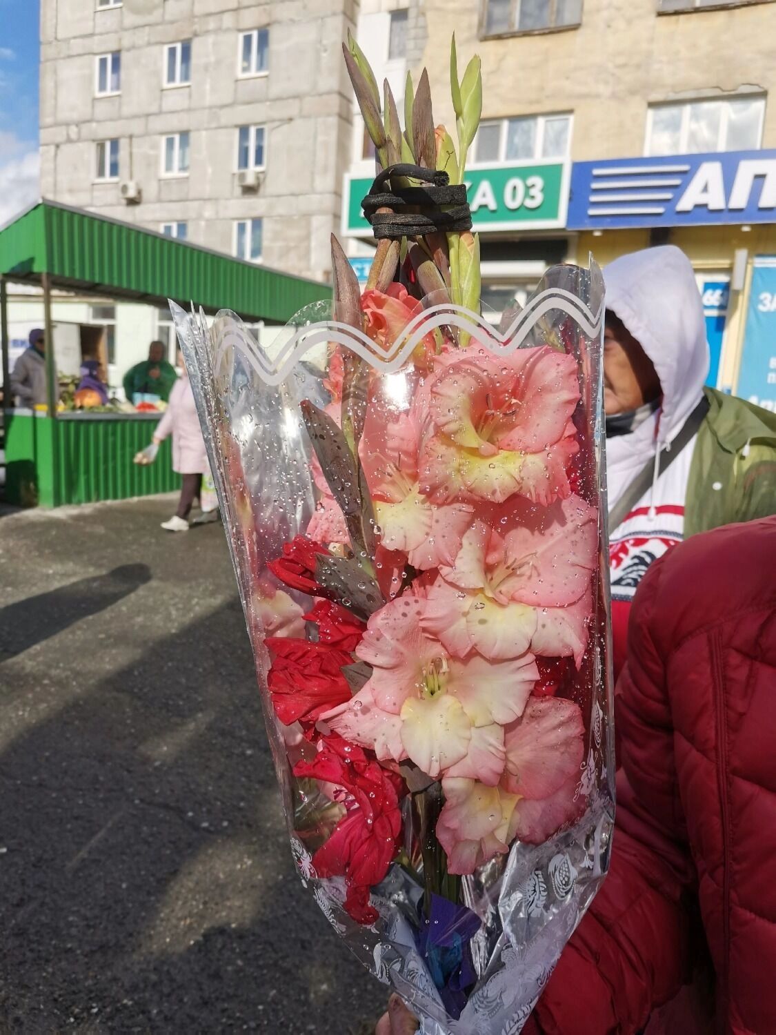 Букет гладиолусов 5 штук. 500 рублей