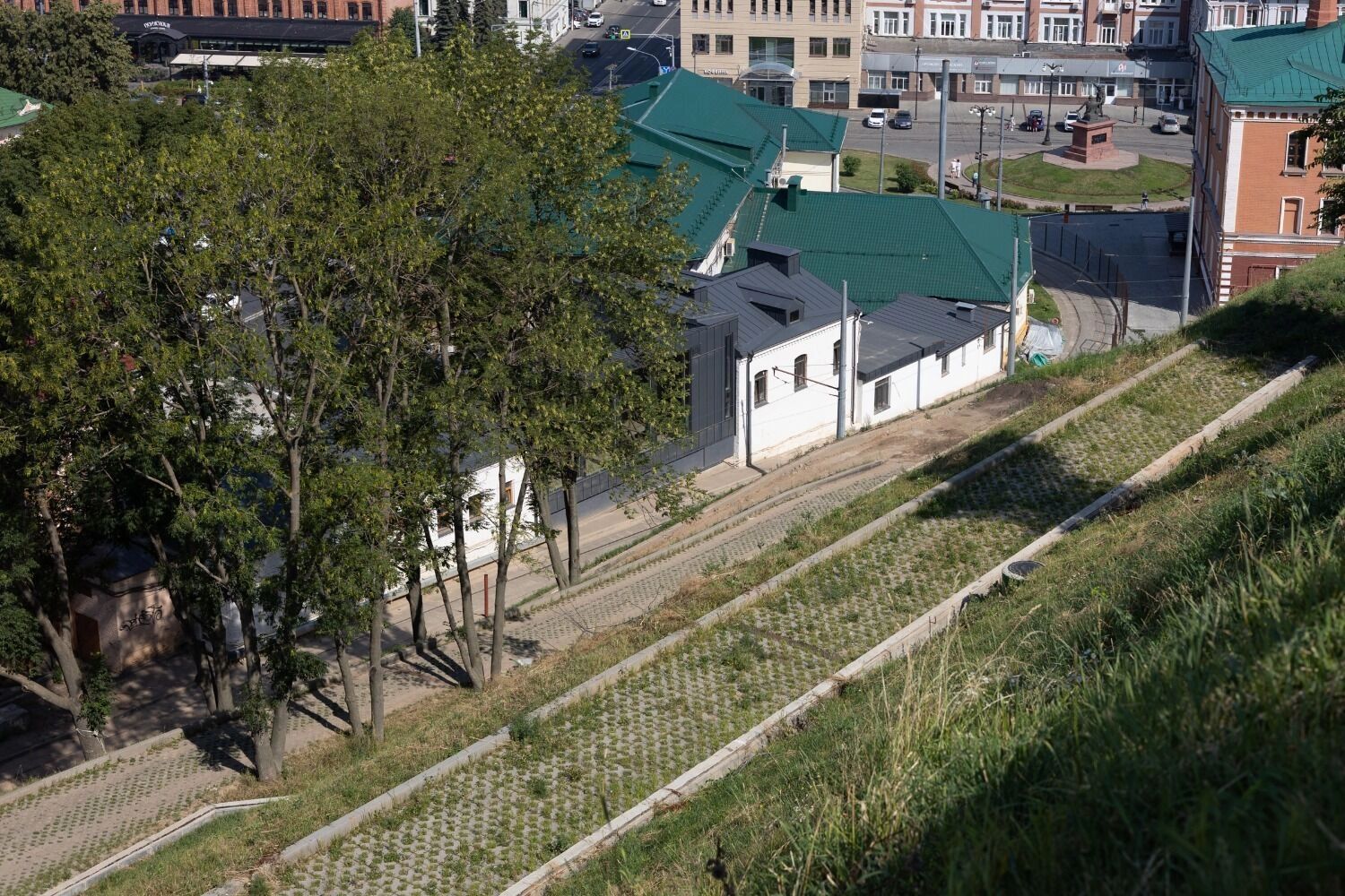 На нижних ярусах склонов кремля работы по укреплению продолжаются