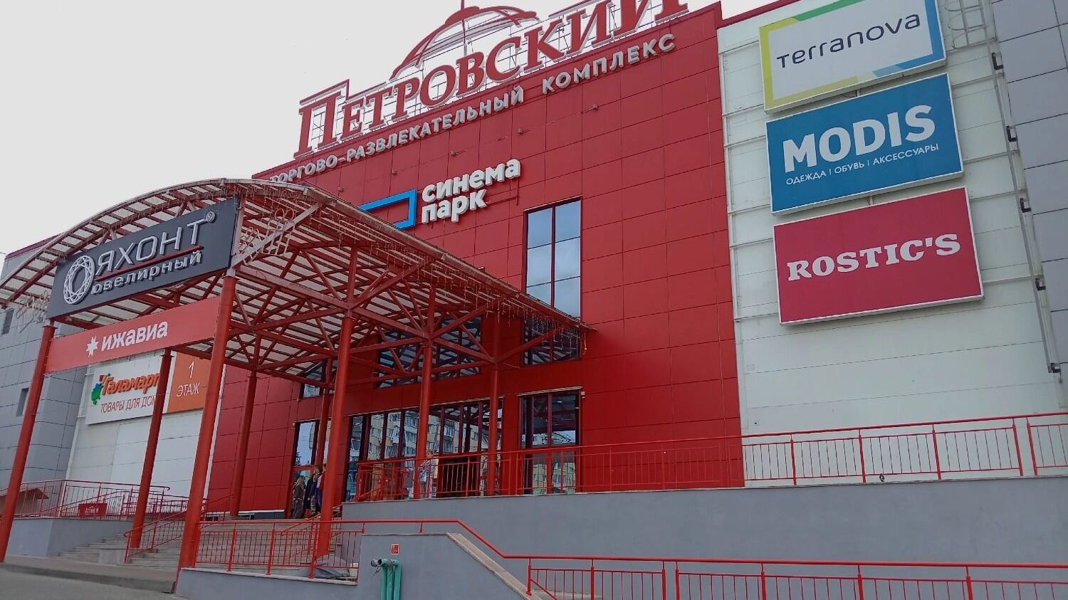В торговых центрах используют направленные антенны для привлечения покупателей