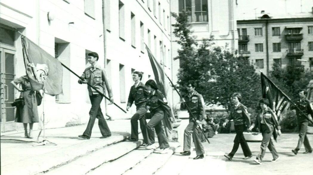 Студенты идут колонной