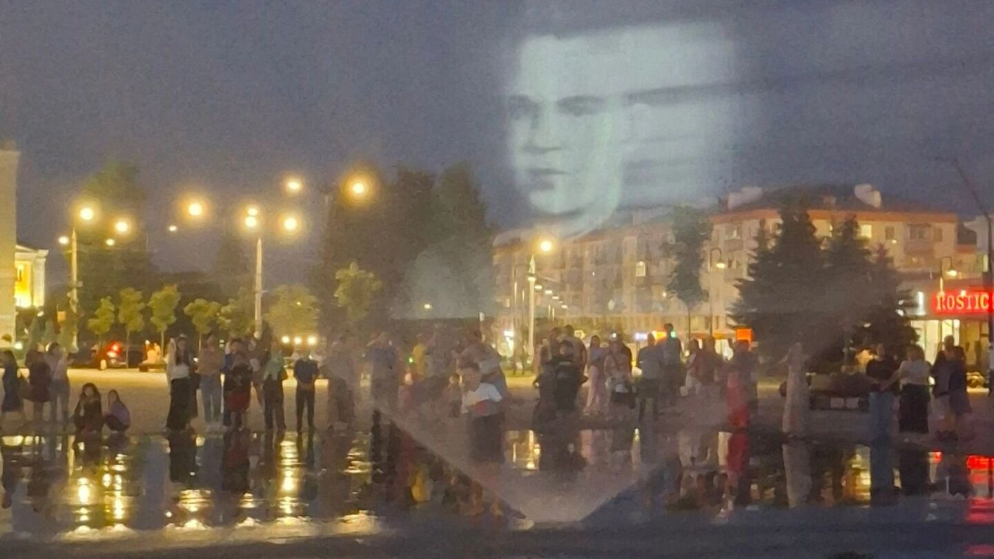 В Ижевске в день ВДВ на глади фонтана показали портреты бойцов