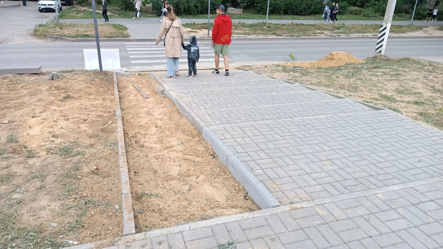 Пандус оборудуют рядом с основной лестницей