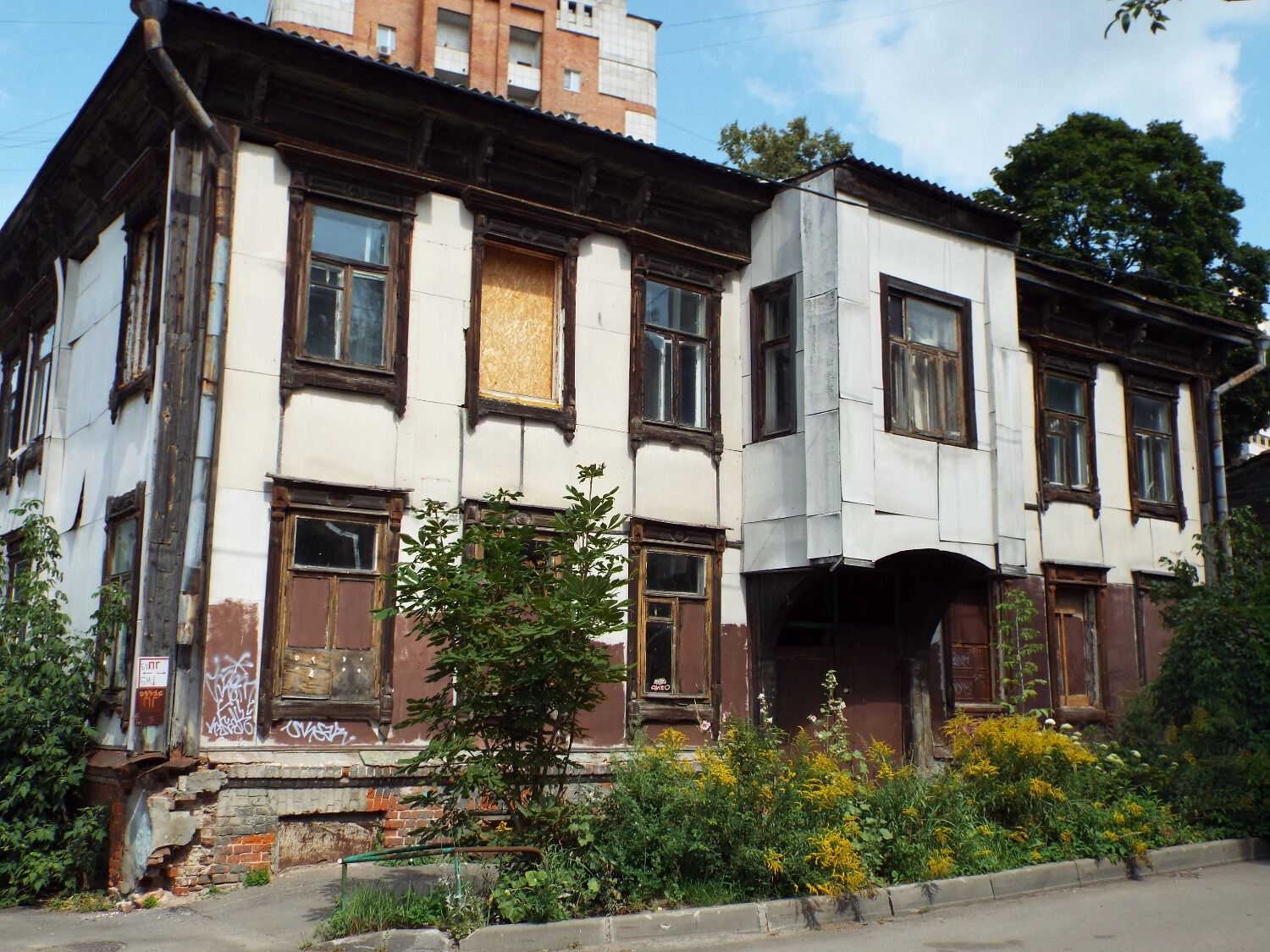 Из-за обилия таких домов вся улица кажется заброшенной