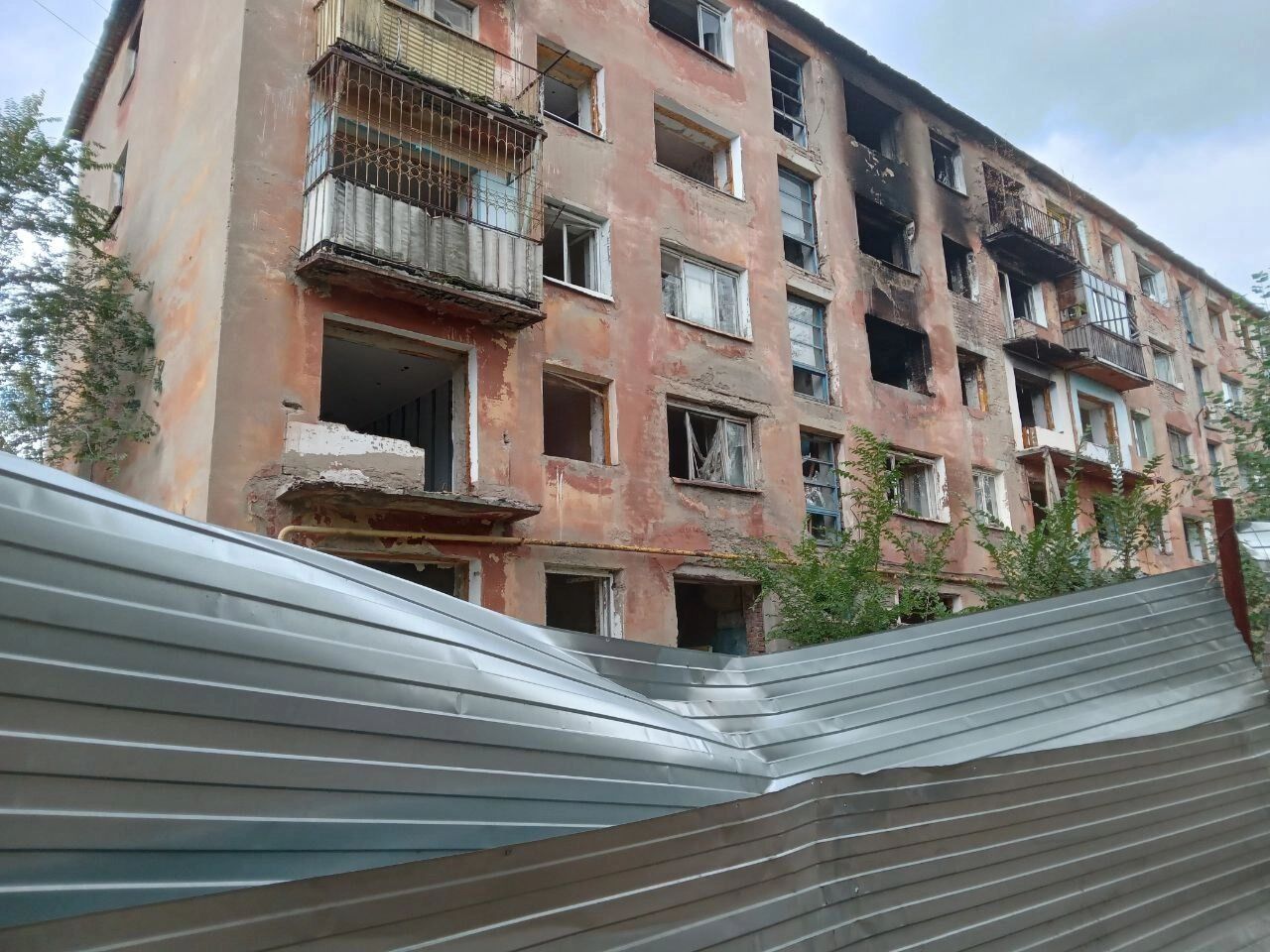 Дом пустует полтора года, но&nbsp;в&nbsp;нем идет своя жизнь