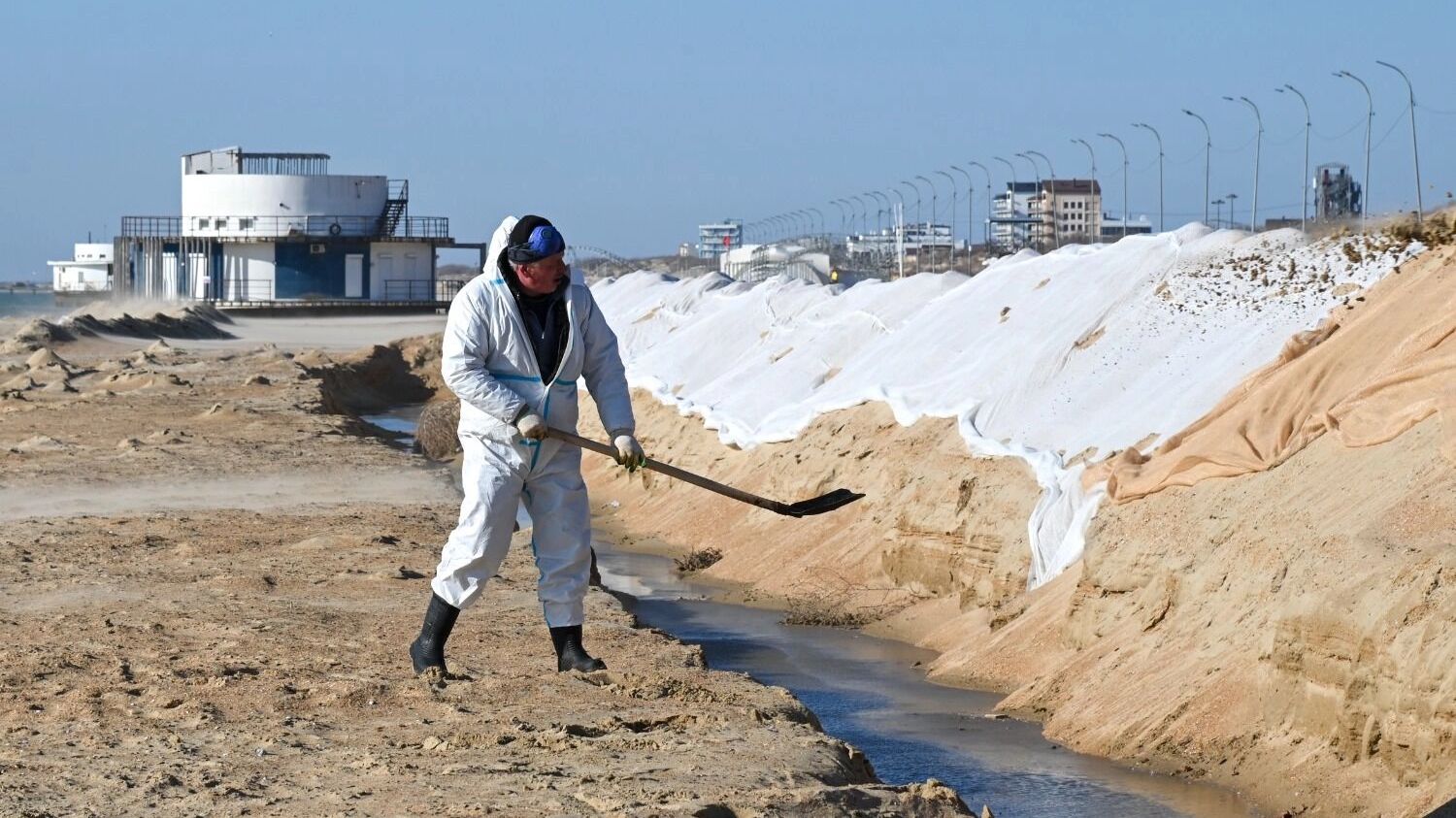 «Половина мазута в трюмах, волонтеров разогнали». На Анапу движется новое пятно