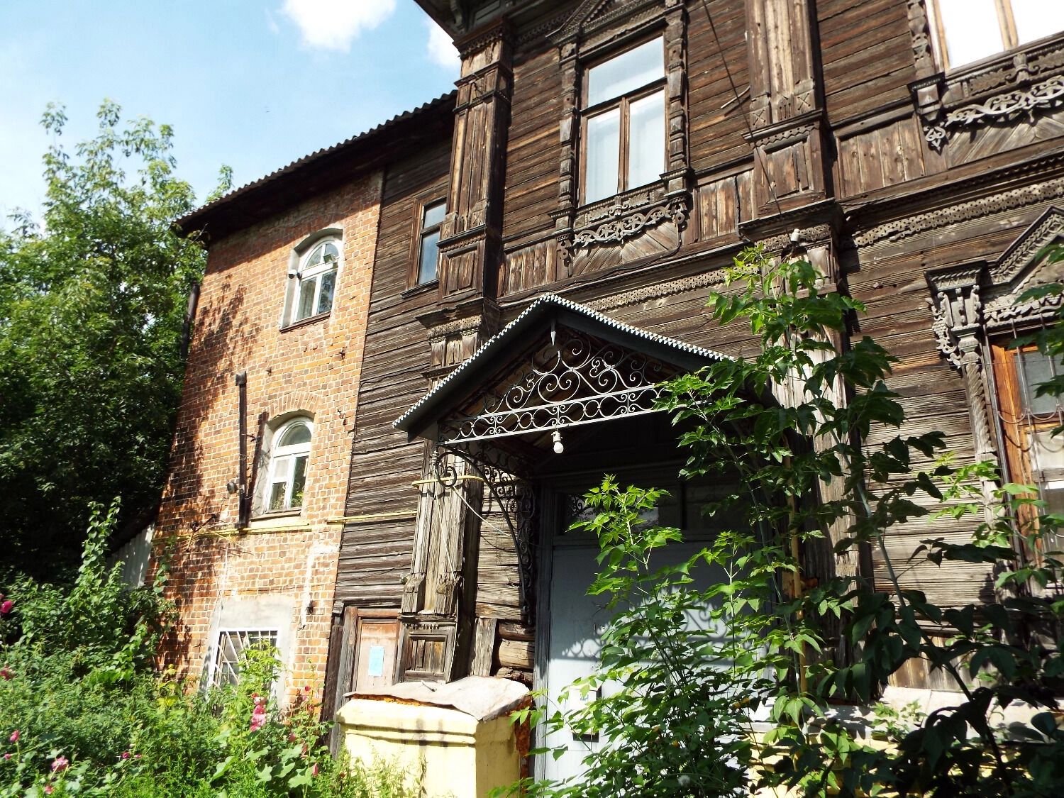 Эти дома вполне можно назвать памятниками деревянного зодчества