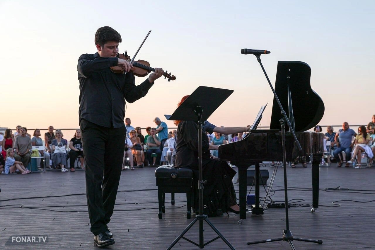 Выступление скрипача на крыше "Школы 21"