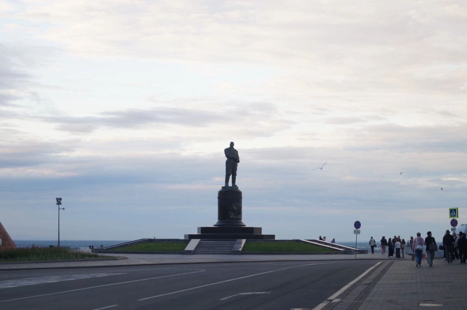 Памятник Валерию Чкалову в Нижнем Новгороде