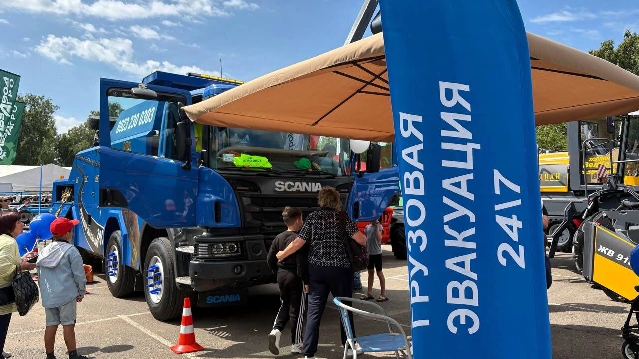 Можно посмотреть на внушительную селькохозяйственную технику