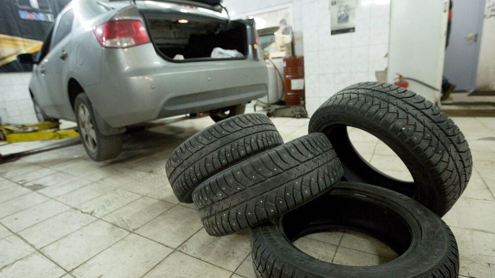 «Переобуть» авто и разориться: в Петербурге подскочили цены на услуги шиномонтажа