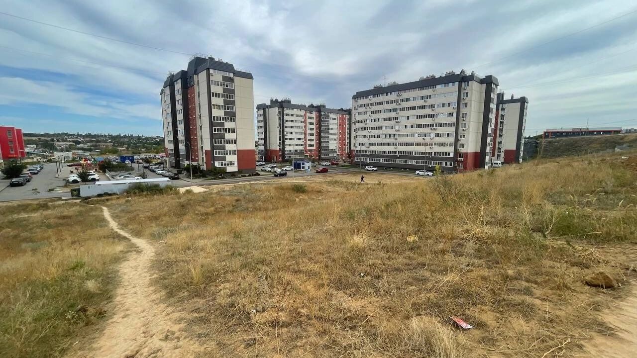 Крутой склон разделяет дома в ЖК Комарово
