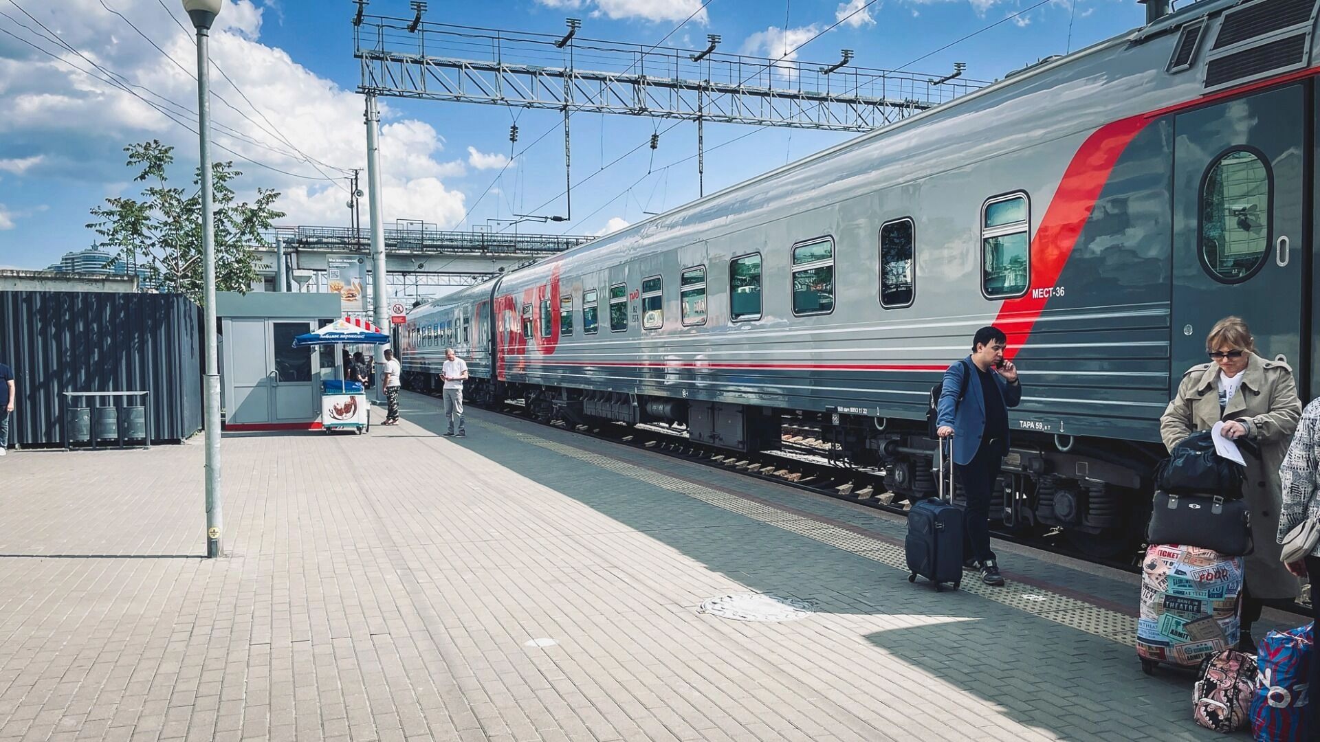 Поезд на железнодорожной станции