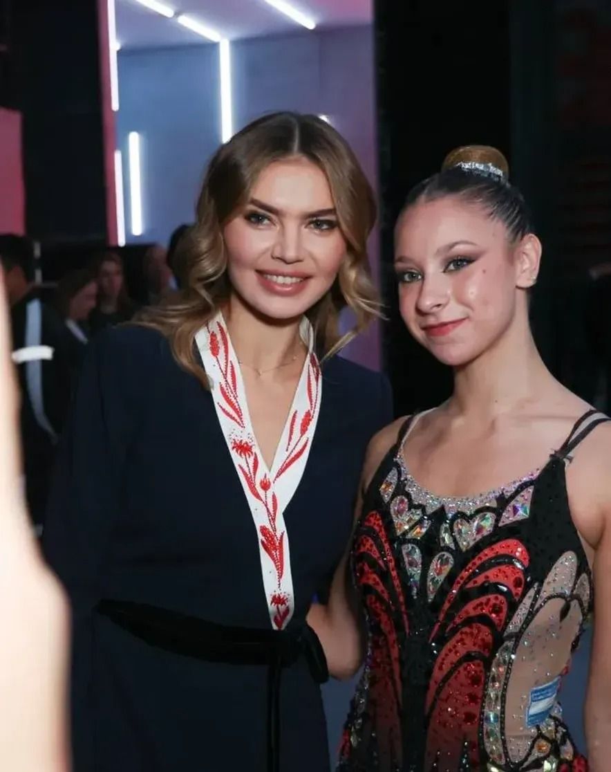 «В жутких розочках»: пользователи не оценили выход Кабаевой в вечернем платье