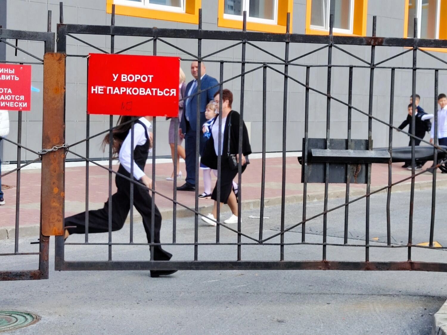 Праздник за забором
