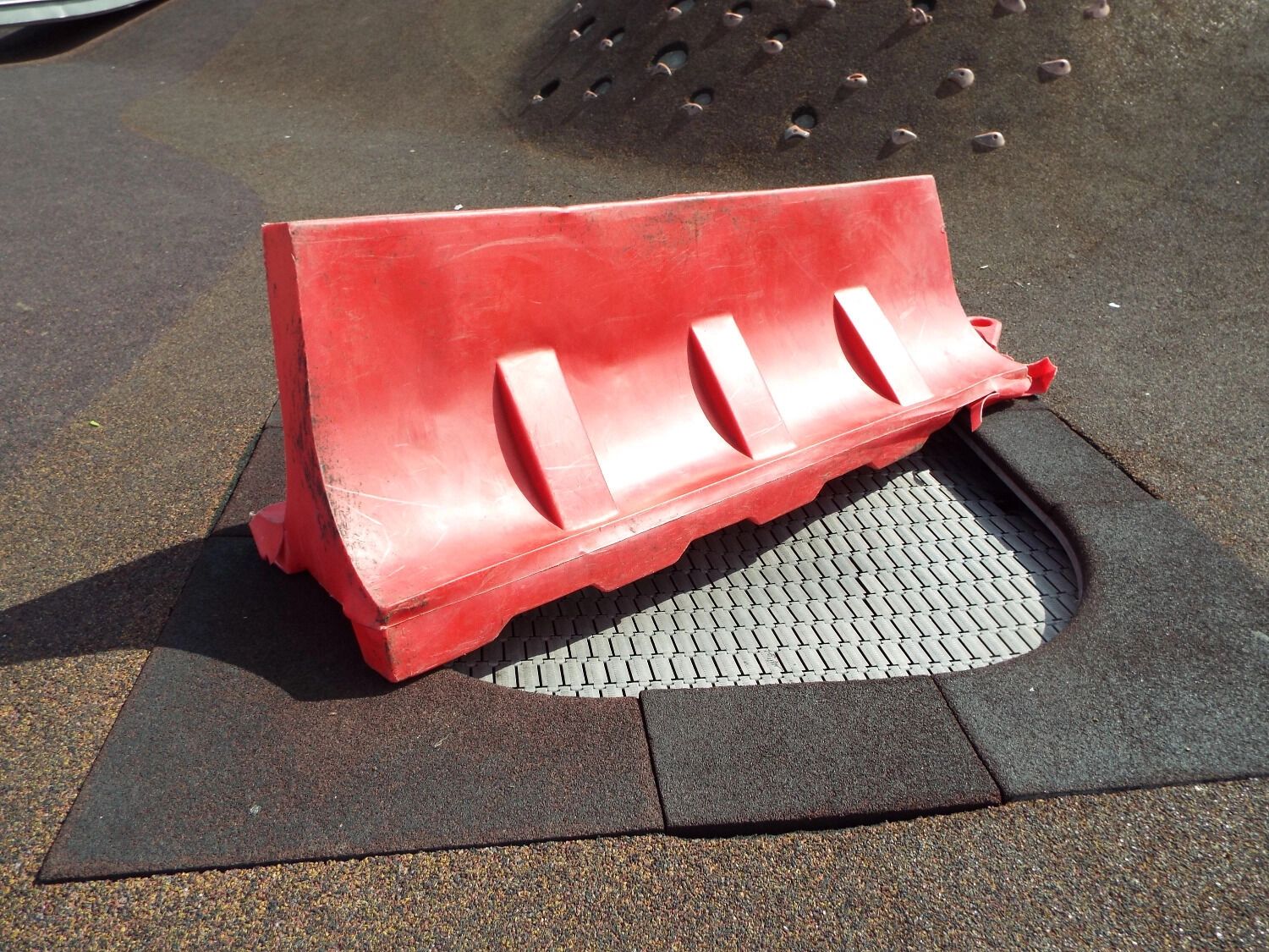 Сломанный батут почти никак не&nbsp;огражден