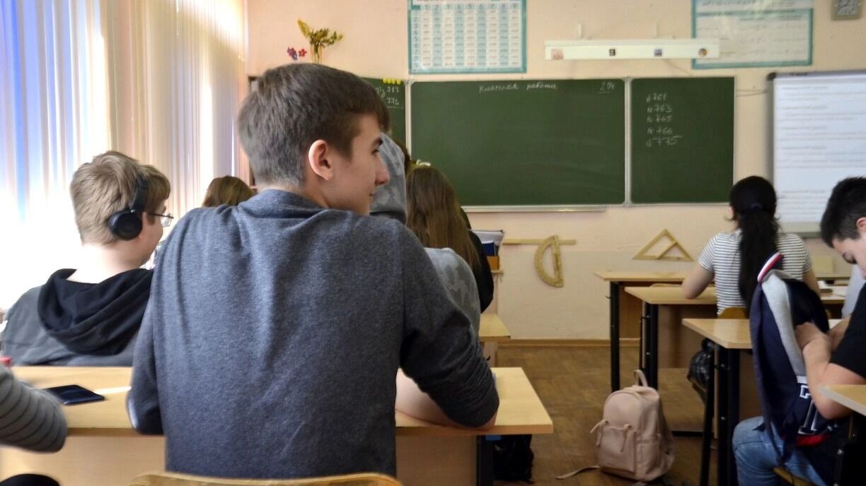 Схема существовала и ранее. Называлась «начальное профессиональное образование». Учили в ПТУ