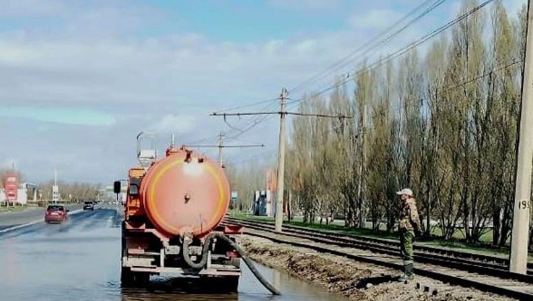 Ливневки очистили на ключевых магистралях Волжского
