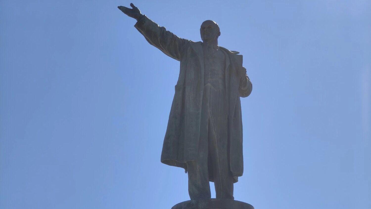 Теперь отреставрировать памятник обещают к 1 декабря