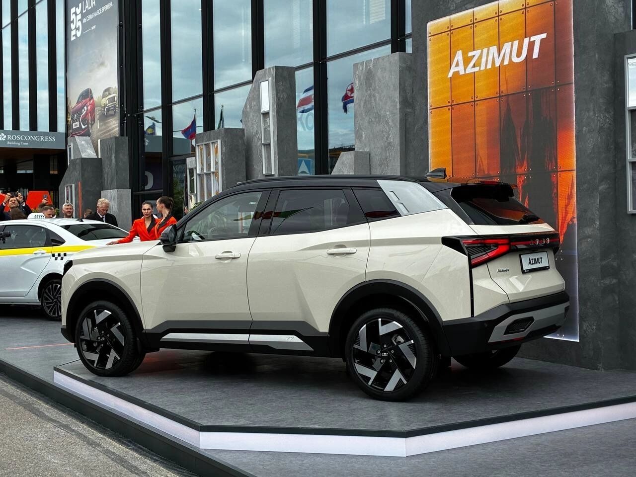 Lada Azimut исполнена в формате типичного городского кроссовера с передним приводом