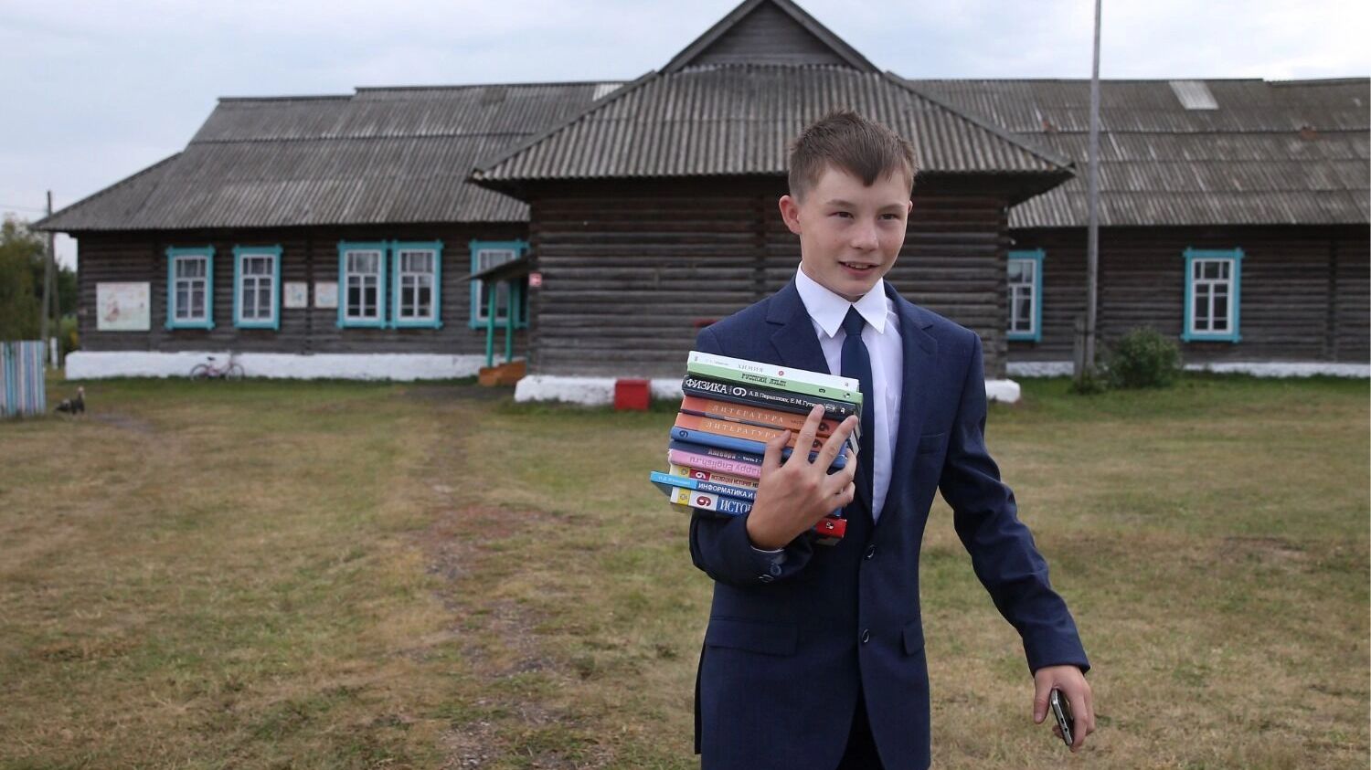 Нагрузка растет, зарплаты режут. Как учителя стали новыми бедными