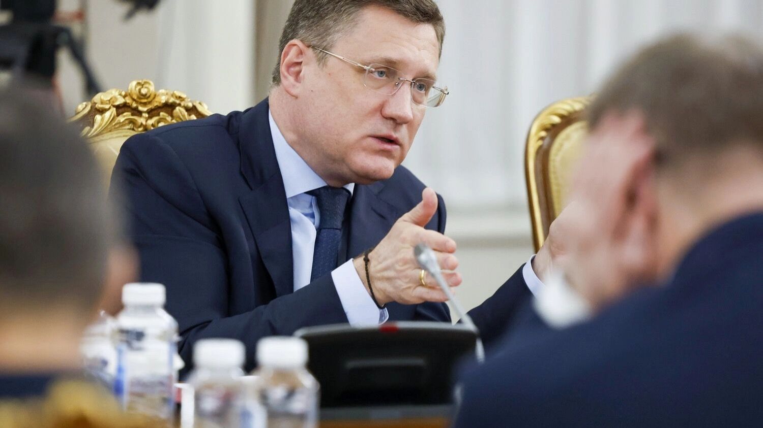 Ожидалось, что вице-премьер РФ Александр Новак во время оперативного совещания с вице-премьерами предложит беспрецедентную меру: запрет на экспорт бензина для производителей