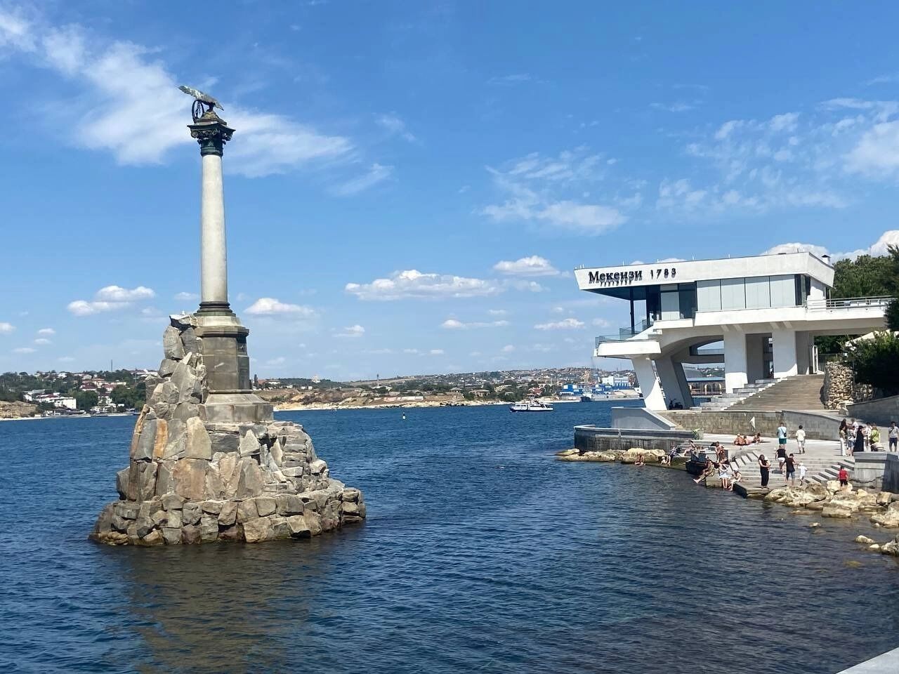 Памятник затопленным кораблям в Севастополе