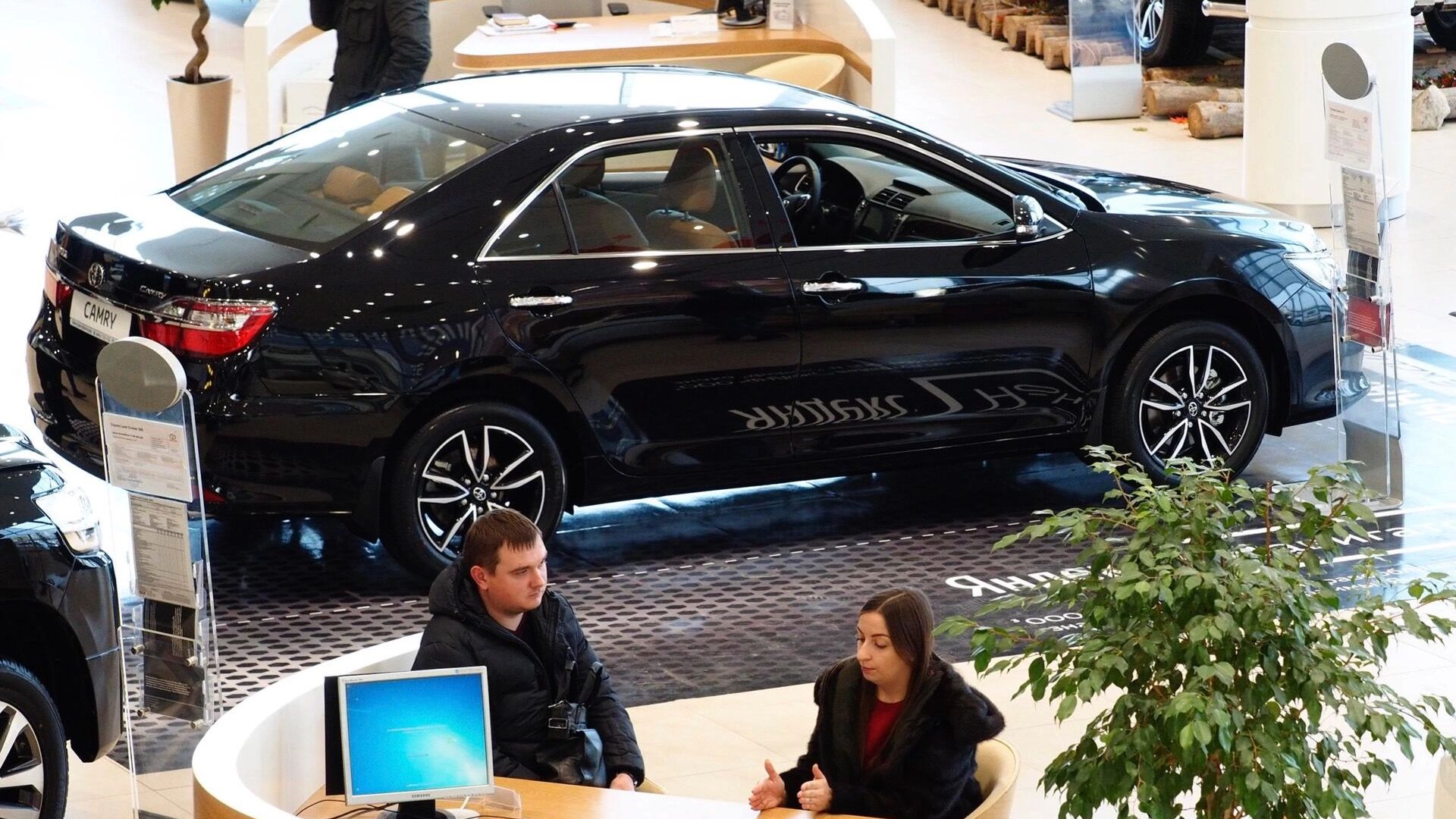 Первый гибрид от Geely: кому по нраву галактический звездолет для поездки в булочную?