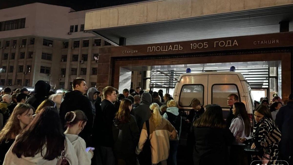 Толпа перед входом в метро в Екатеринбурге
