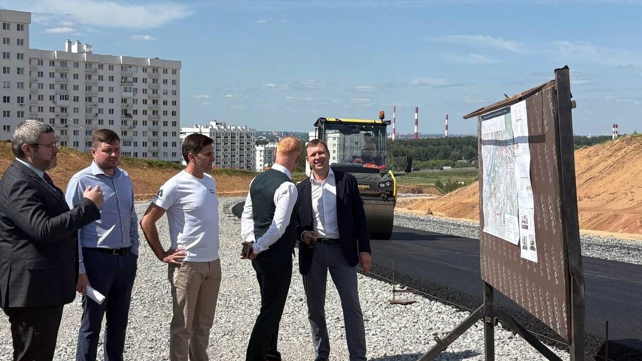 На третьей очереди дублера проспекта Гагарина укладывают асфальт