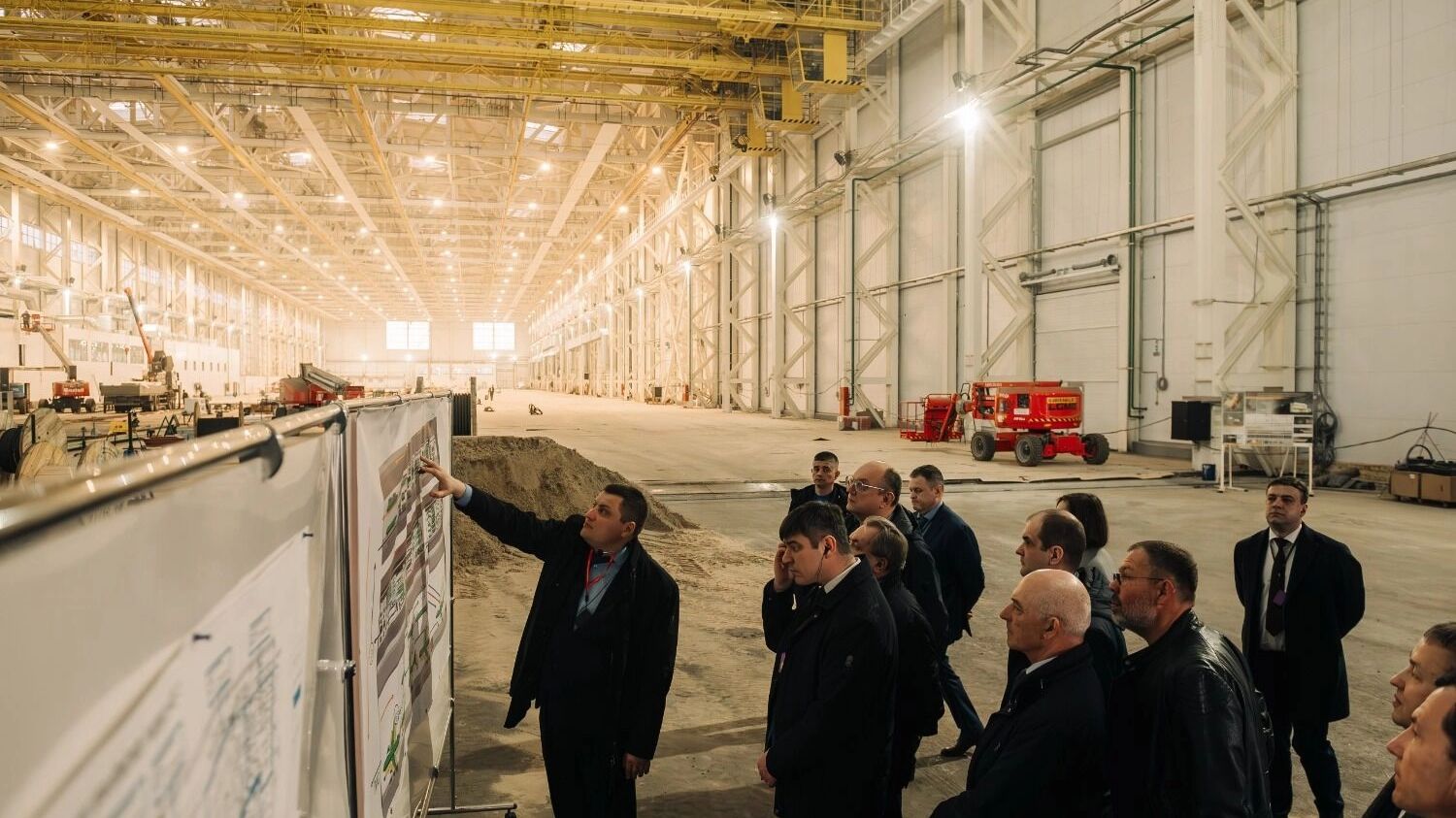 Делегация осматривает новый цех Казанского авиационного завода