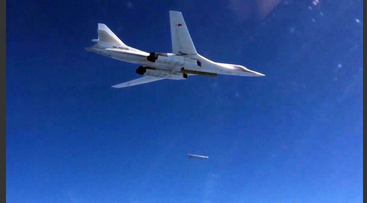 Самолет Ту-160 выпускает термобарическую бомбу