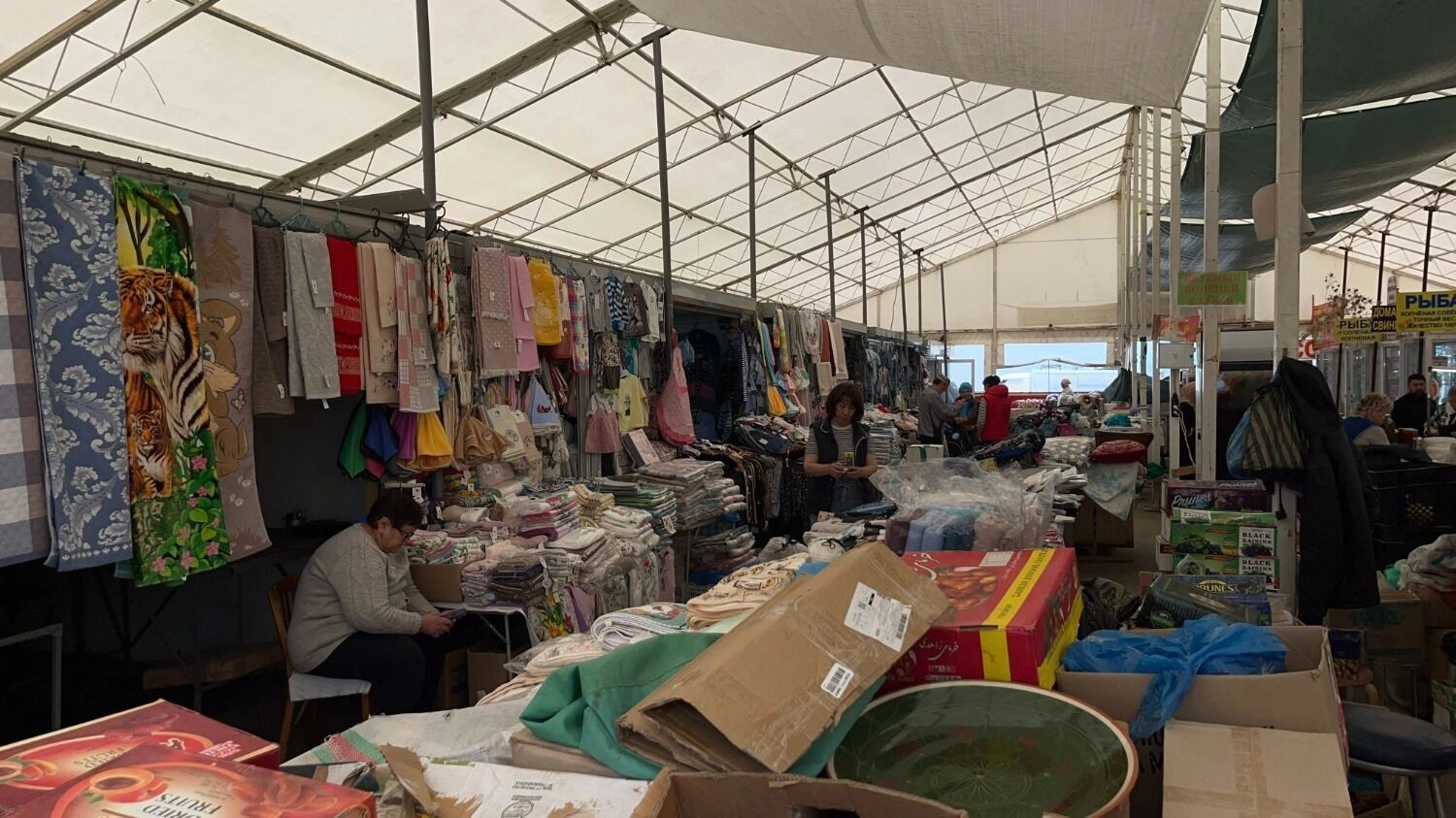 В крытом павильоне Приволжского рынка продают мясо, рыбу и текстиль