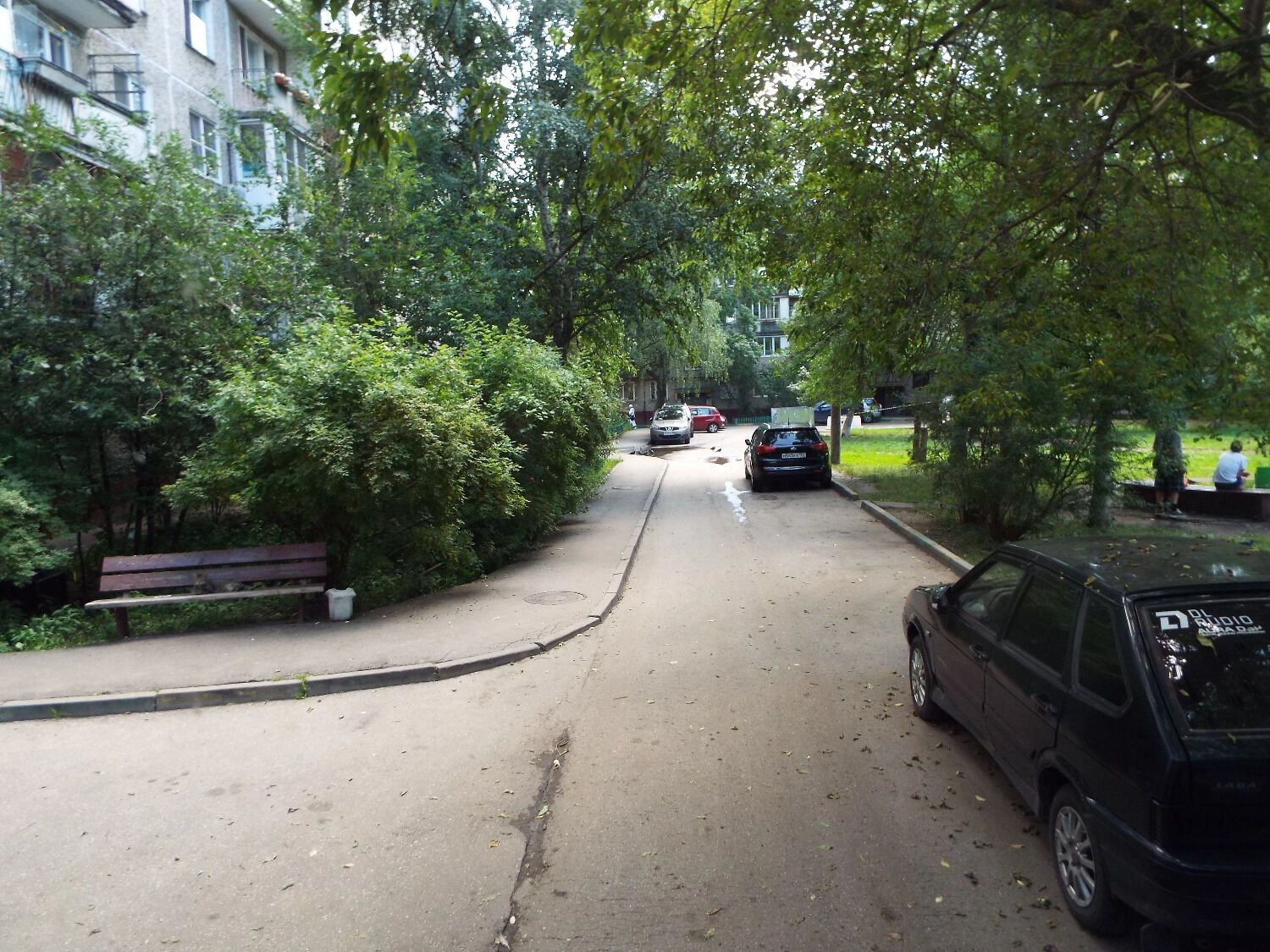 Пример узкого двора по которому тяжело проехать