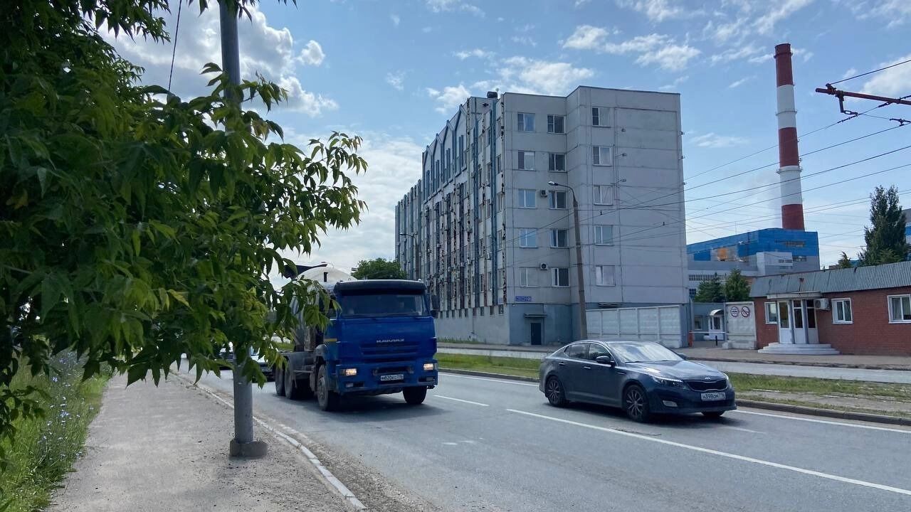 От Среднего Кабана ботаническую протоку отделяет ж/д переезд.