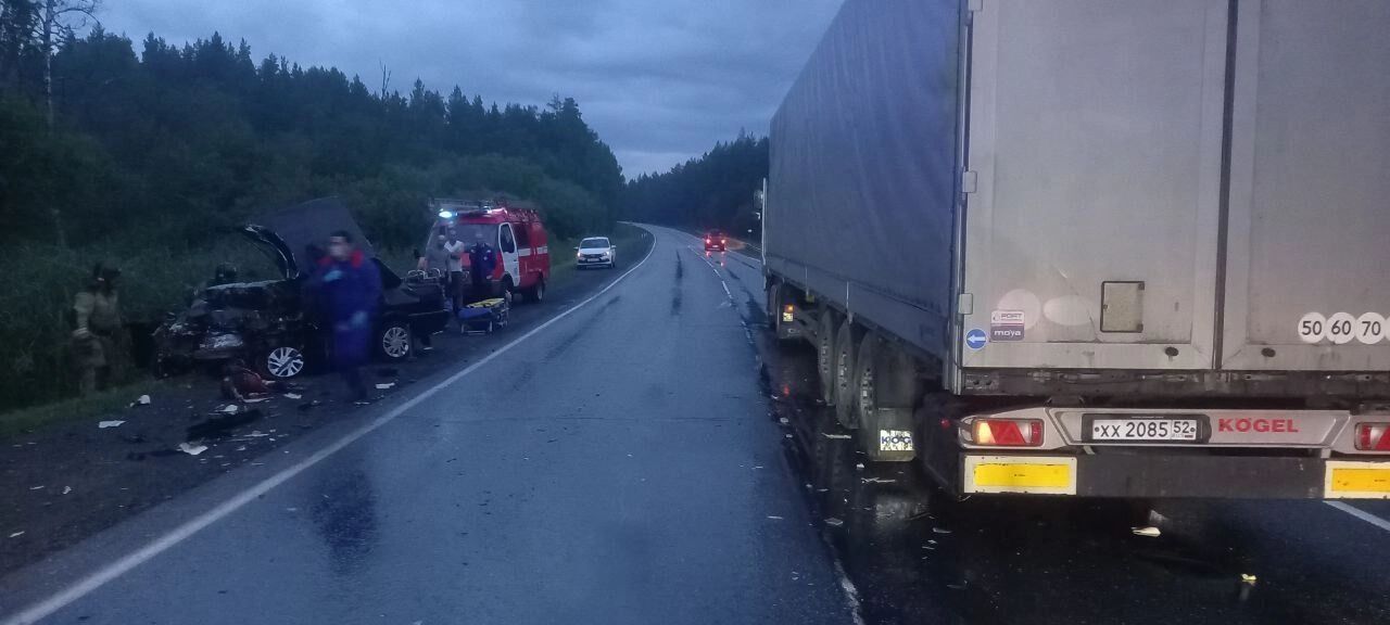 Водитель легкового автомобиля погиб, пассажира доставили в&nbsp;больницу