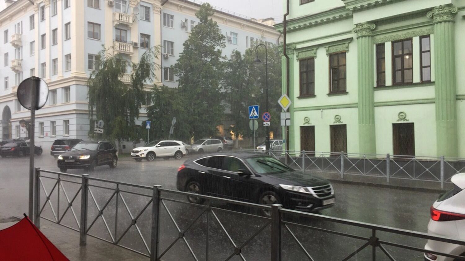 Днём возможны кратковременные дожди, преимущественно локального характера.