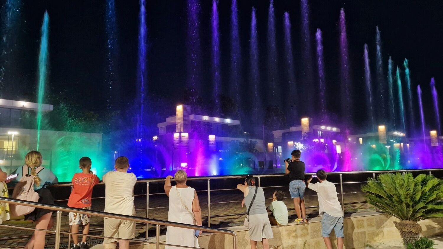 Маленькие поющие фонтаны в Сириусе, Черное море