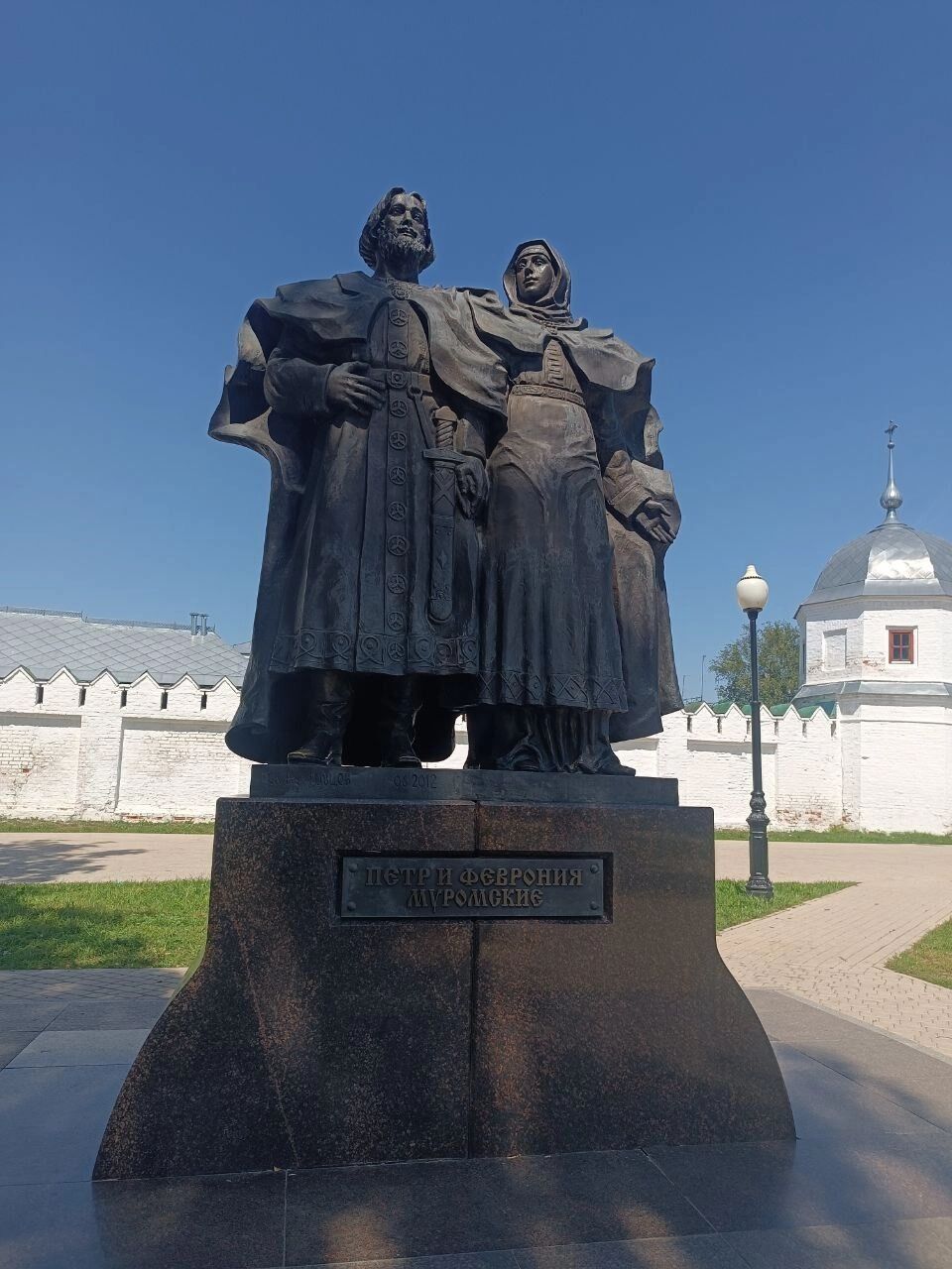 Памятник Петру и Февронии в Муроме