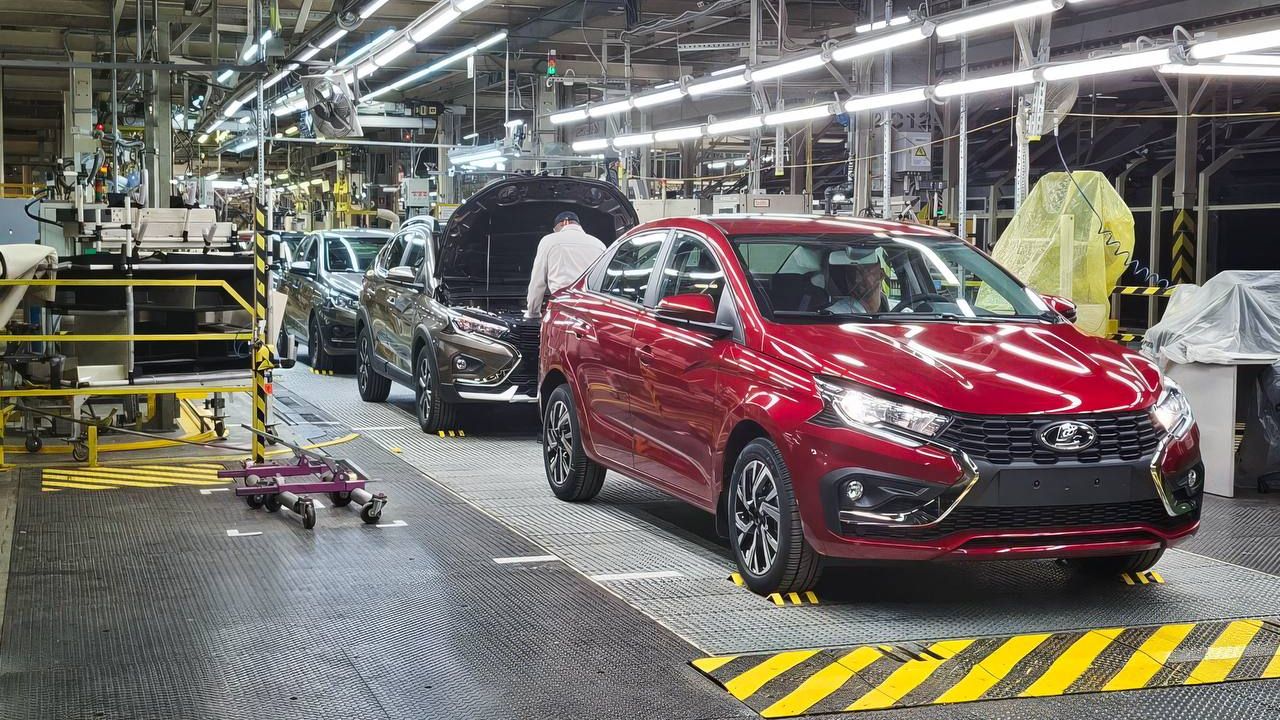 Дилерам начали отгружать автомобили Lada Iskra петербургской сборки Дилерам начали отгружать автомобили Lada Iskra петербургской сборки