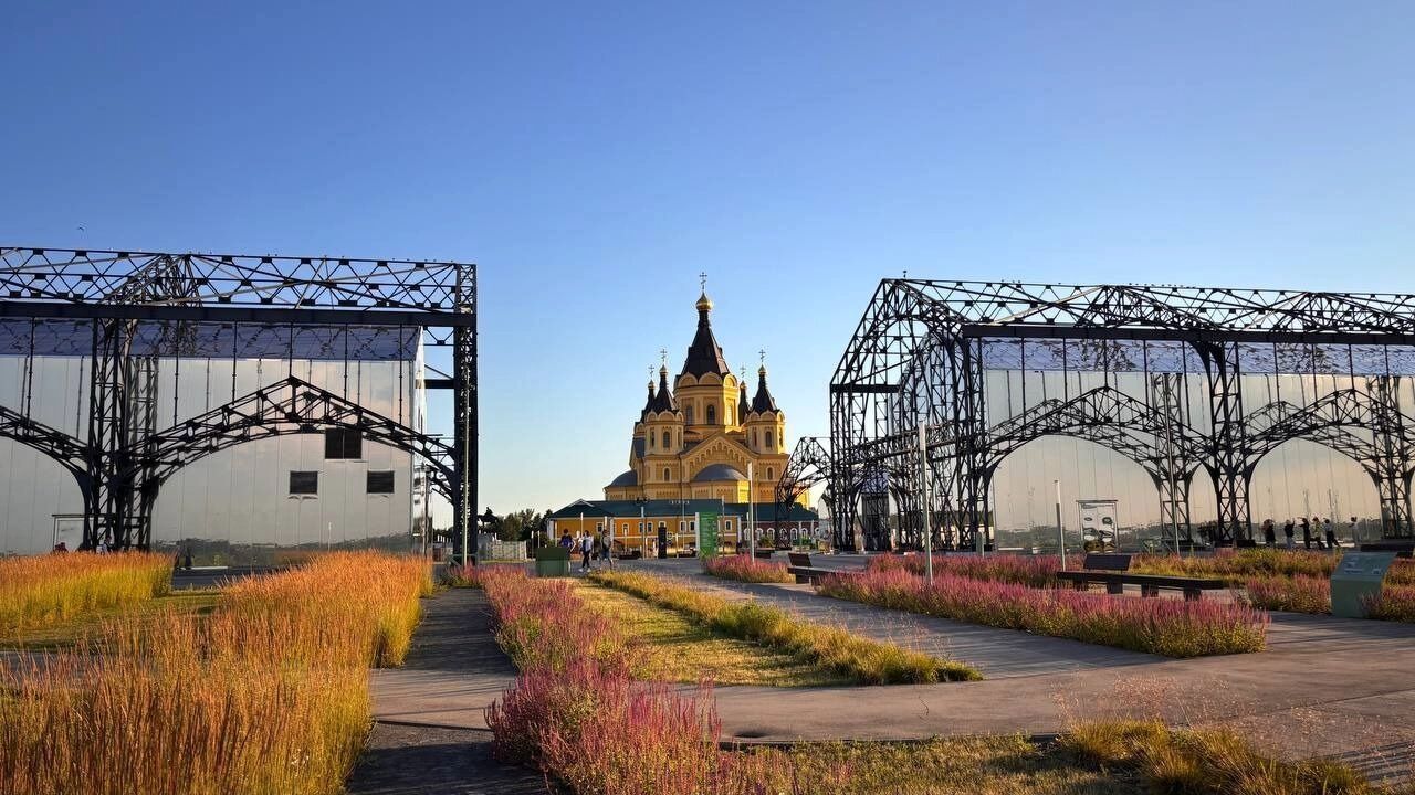Соседство старого и нового на Стрелке в Нижнем Новгороде