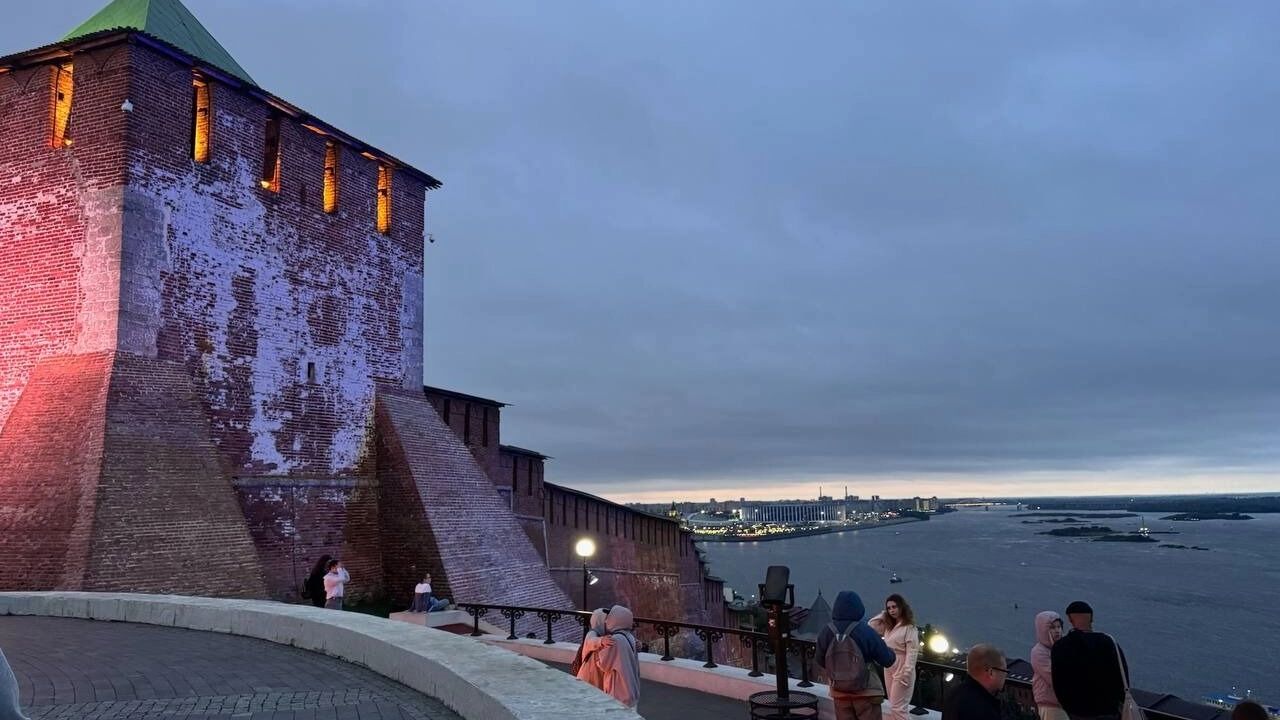 Вид с&nbsp;Чкаловской лестницы на&nbsp;Нижегородский кремль и&nbsp;реку.
