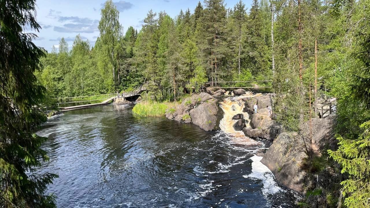 На водопадах снимали некоторые сцены из фильма А зори здесь тихие
