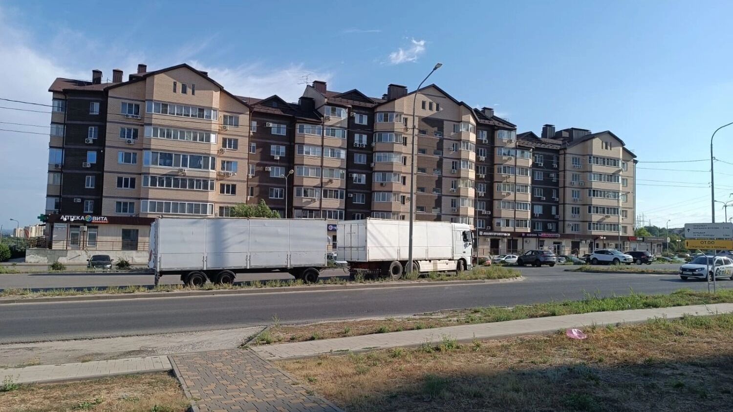 Припаркованные в жилой зоне грузовики