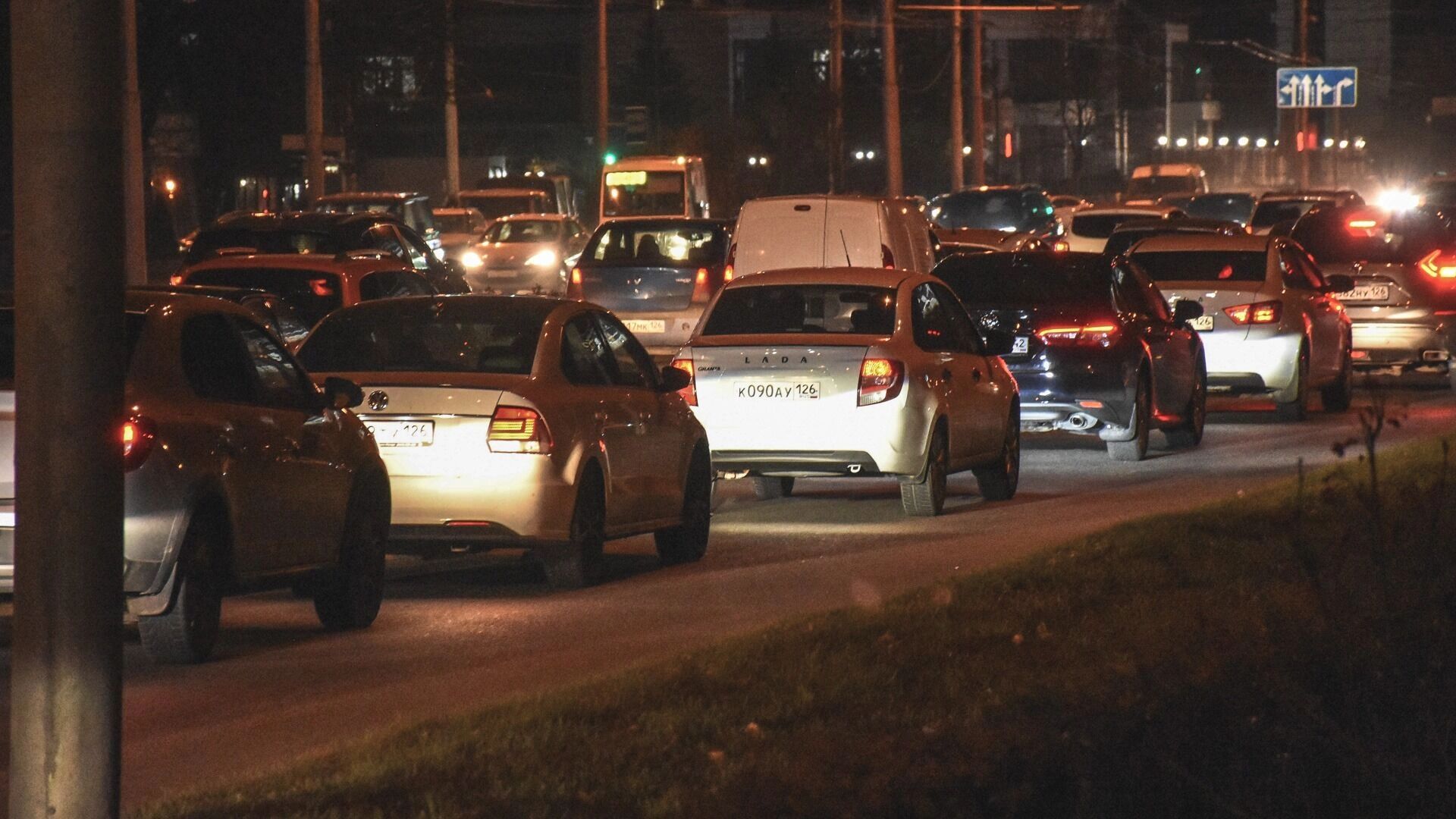 Улицы Тюмени сковала гигантская пробка из-за гололеда