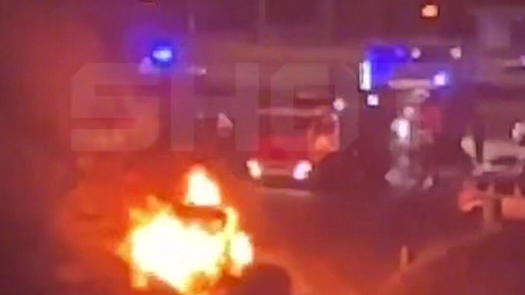 Пожар в Зеленограде после падения обломков на автомобиль