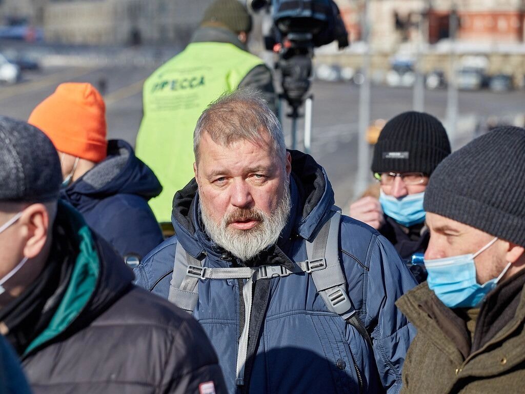 Журналист Дмитрий Муратов в толпе людей