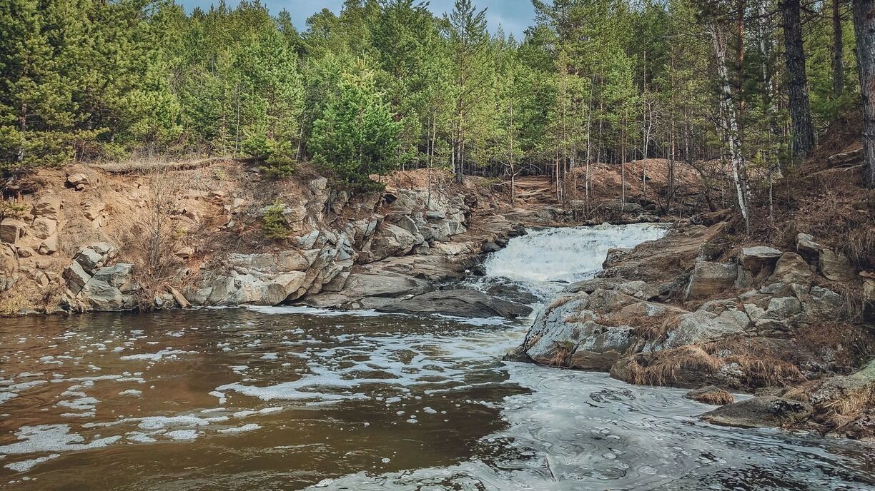 На фото: водопад в лесу