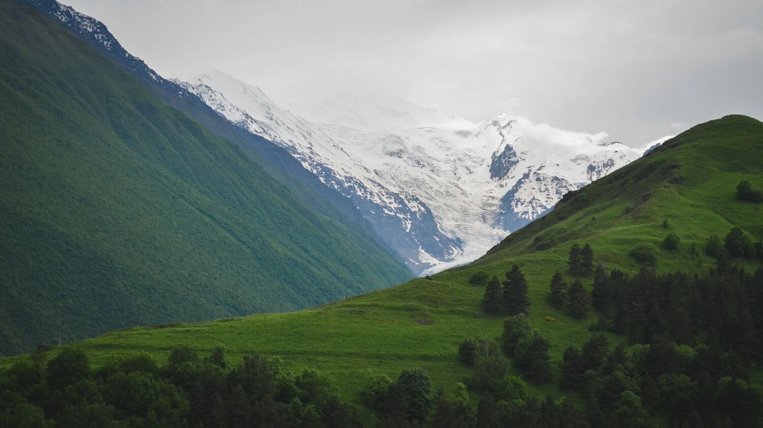 На&nbsp;фото: горы и&nbsp;долина