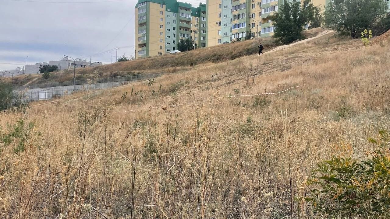 Крутой склон разделяет дома в ЖК Комарово