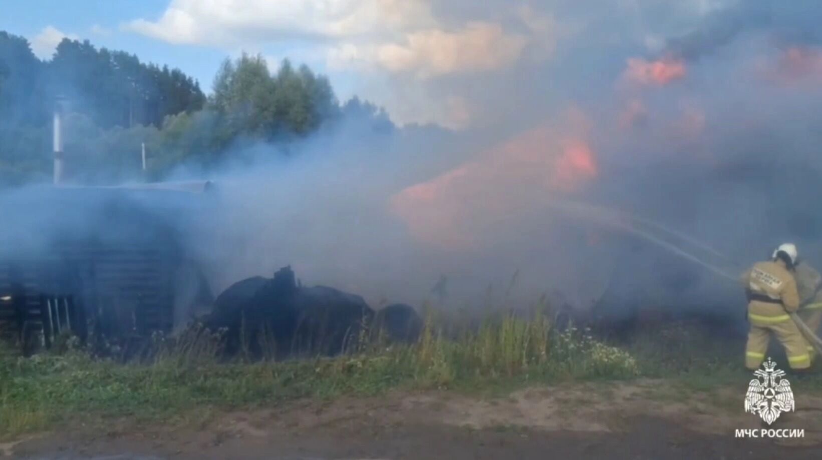 Из-за пожара в бане в Удмуртии сгорел дом